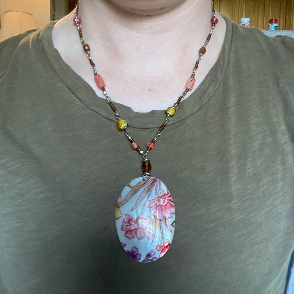 Beautiful flower shell necklace with adjustable necklace